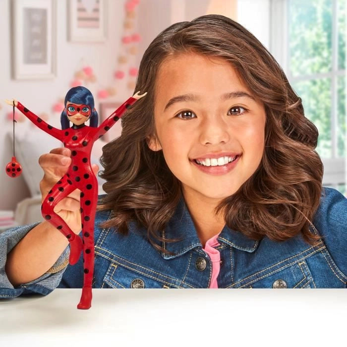 BANDAI - Miraculous Ladybug - Fashion Doll 26 cm - Coccinella con il suo telefono - Nuovo costume effetto vinile - P50028