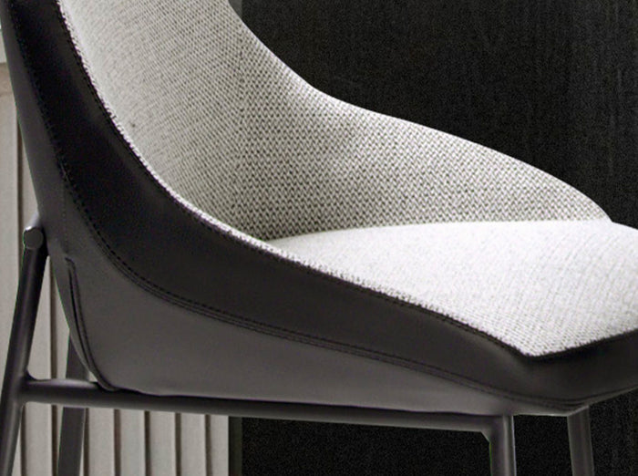 Sgabello in tessuto grigio ed ecopelle nera