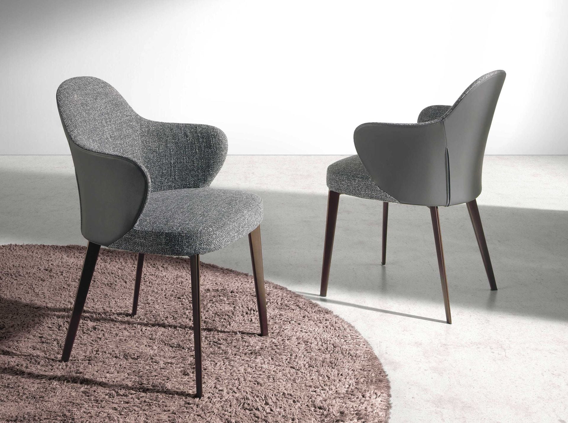 Sedia in tessuto ed ecopelle grigio scuro