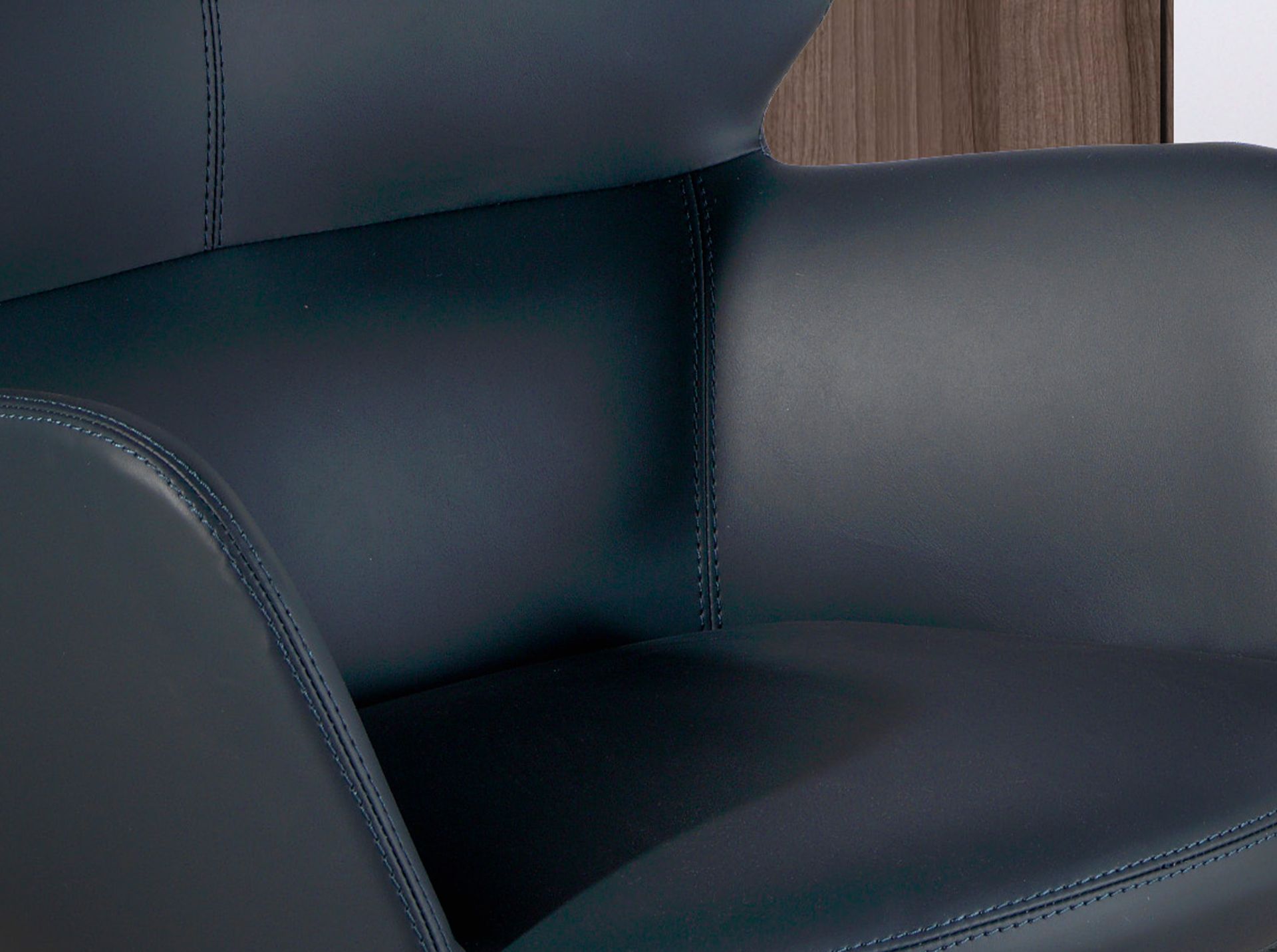 Sedia girevole da ufficio in ecopelle blu