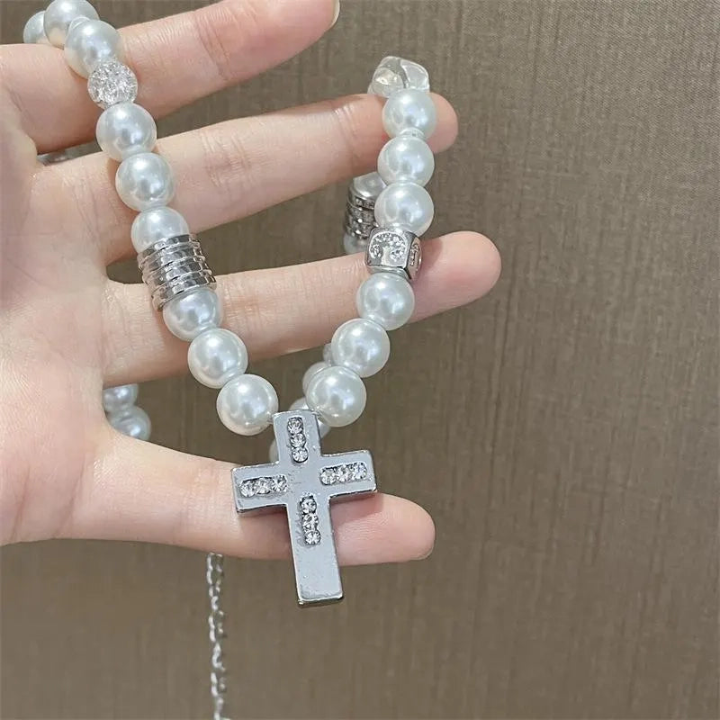 Collana vintage barocca con croce di perle fatta a mano, regalo di Natale o di compleanno.