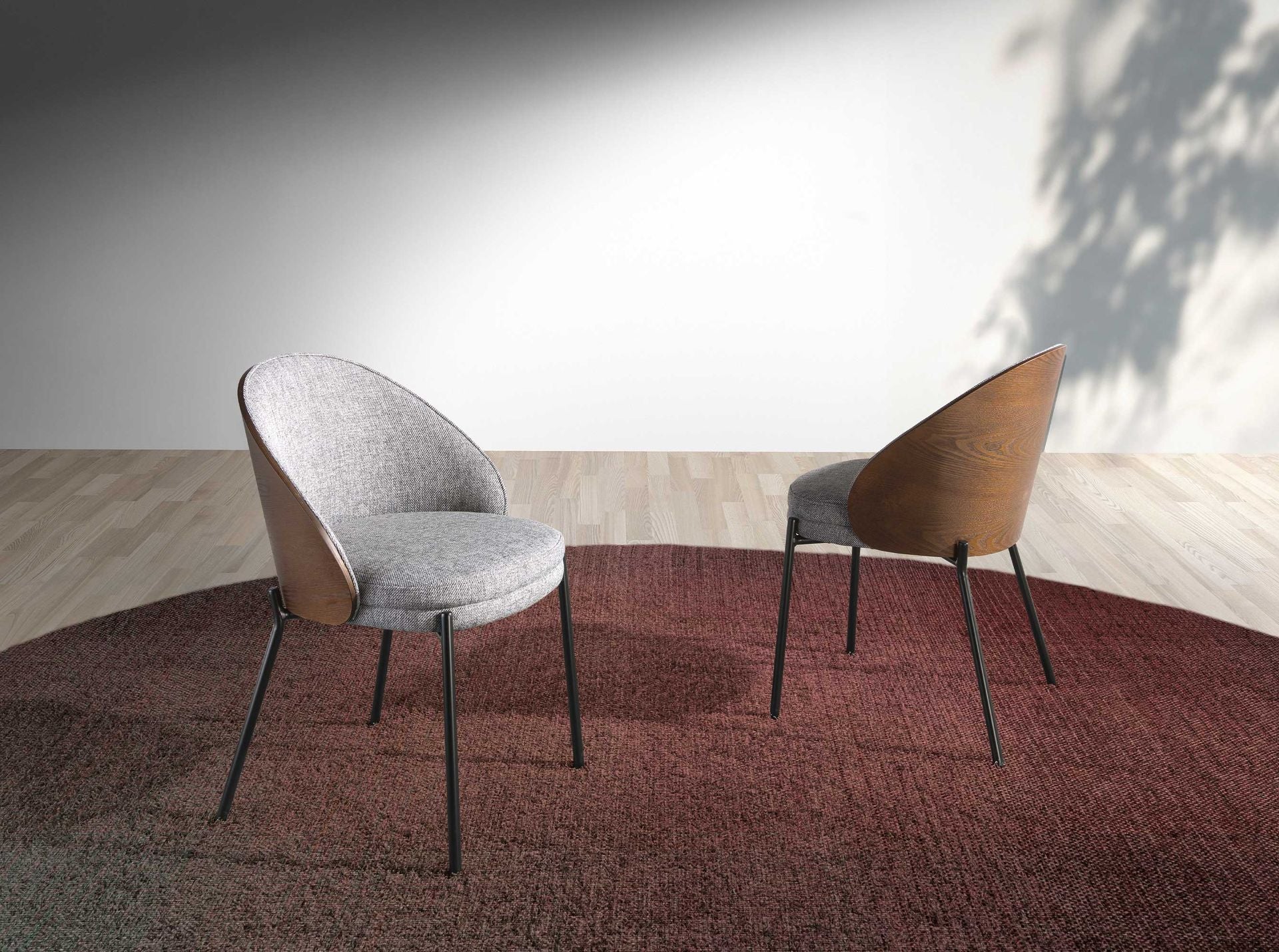 Sedia in tessuto grigio e noce