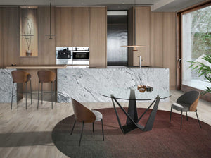 Sedia in tessuto grigio e noce