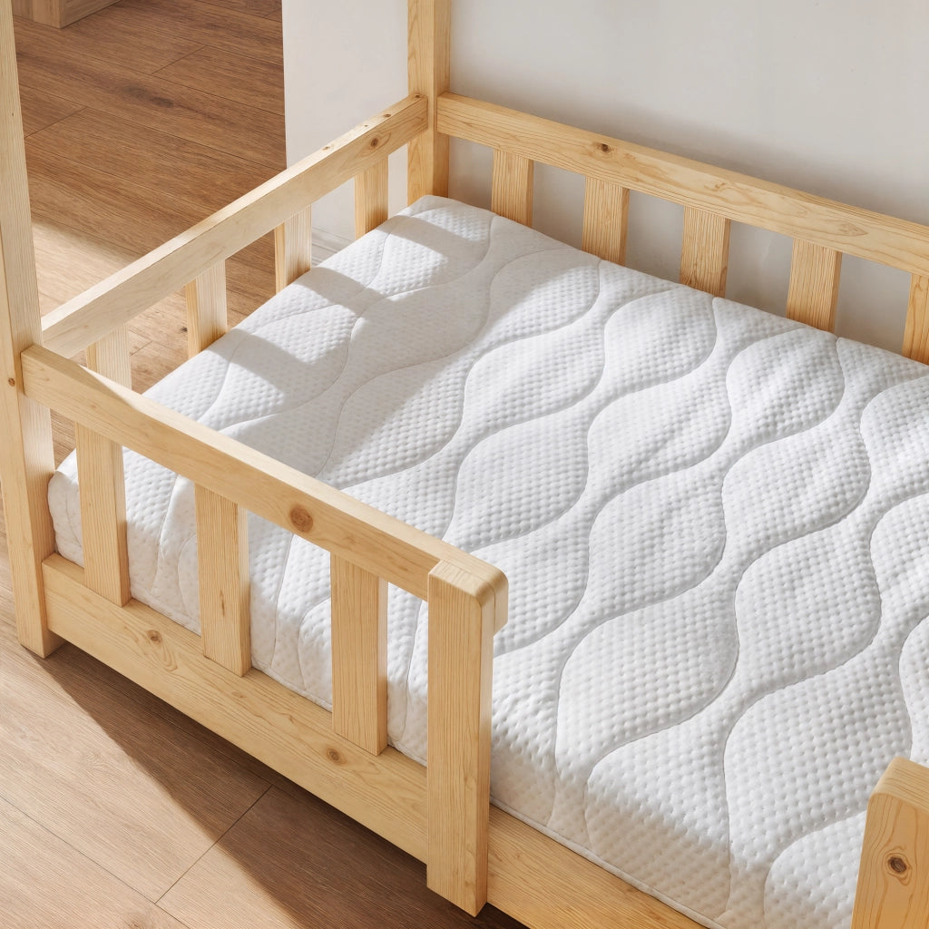 Letto per Cameretta Treviolo a Forma di Casetta in Stile Montessori con Materasso 70x140 cm - Color Naturale [en.casa]