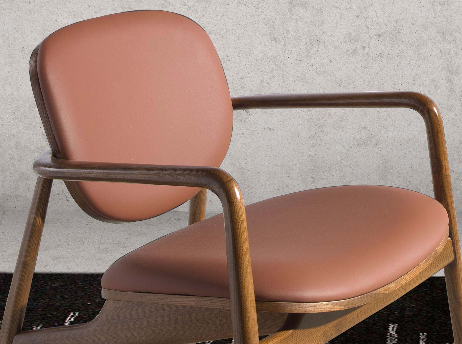 Poltrona in ecopelle marrone e noce