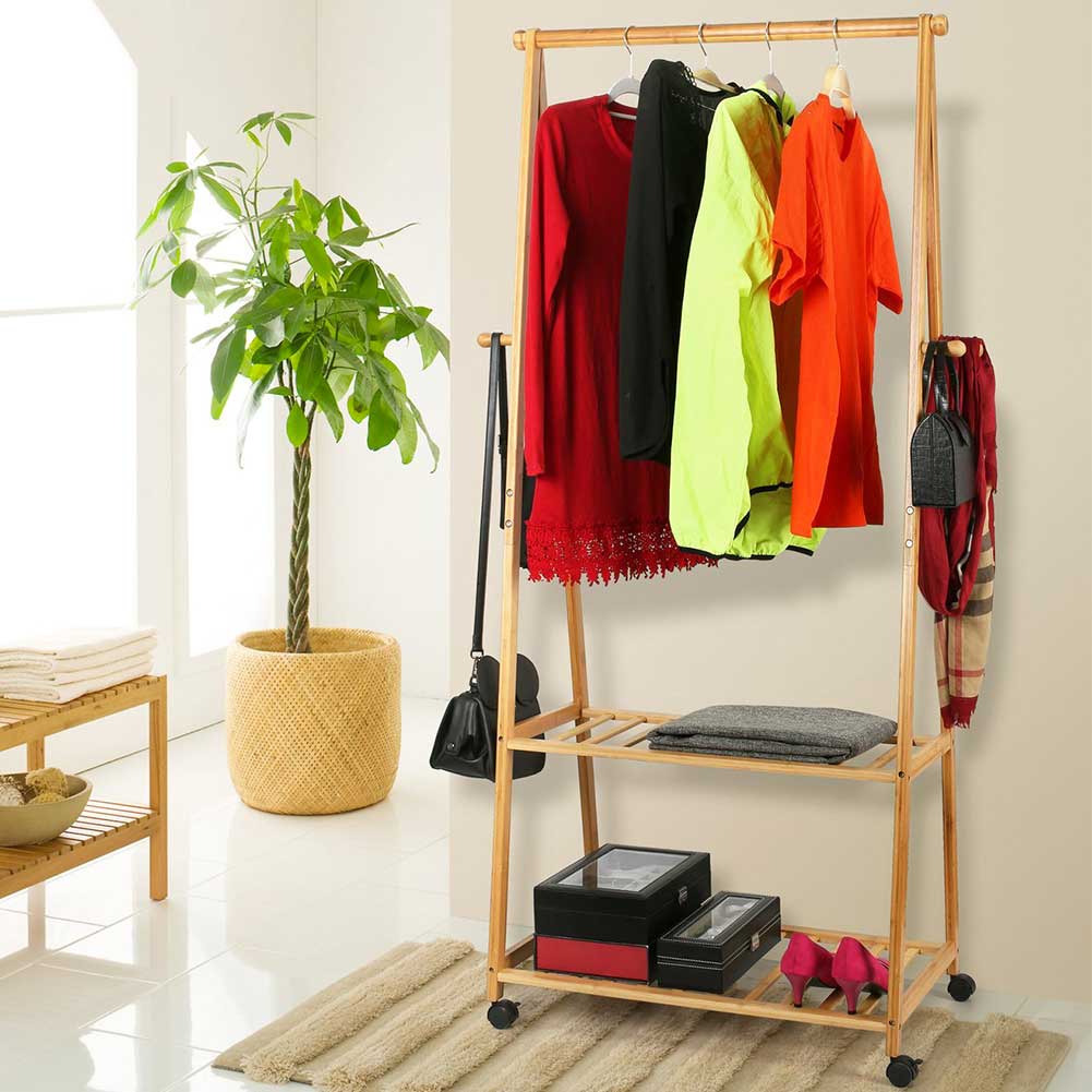 Stand Appendiabiti in Legno di Bambu 70x33x153cm Camera Letto Ruote 2 Ripiani