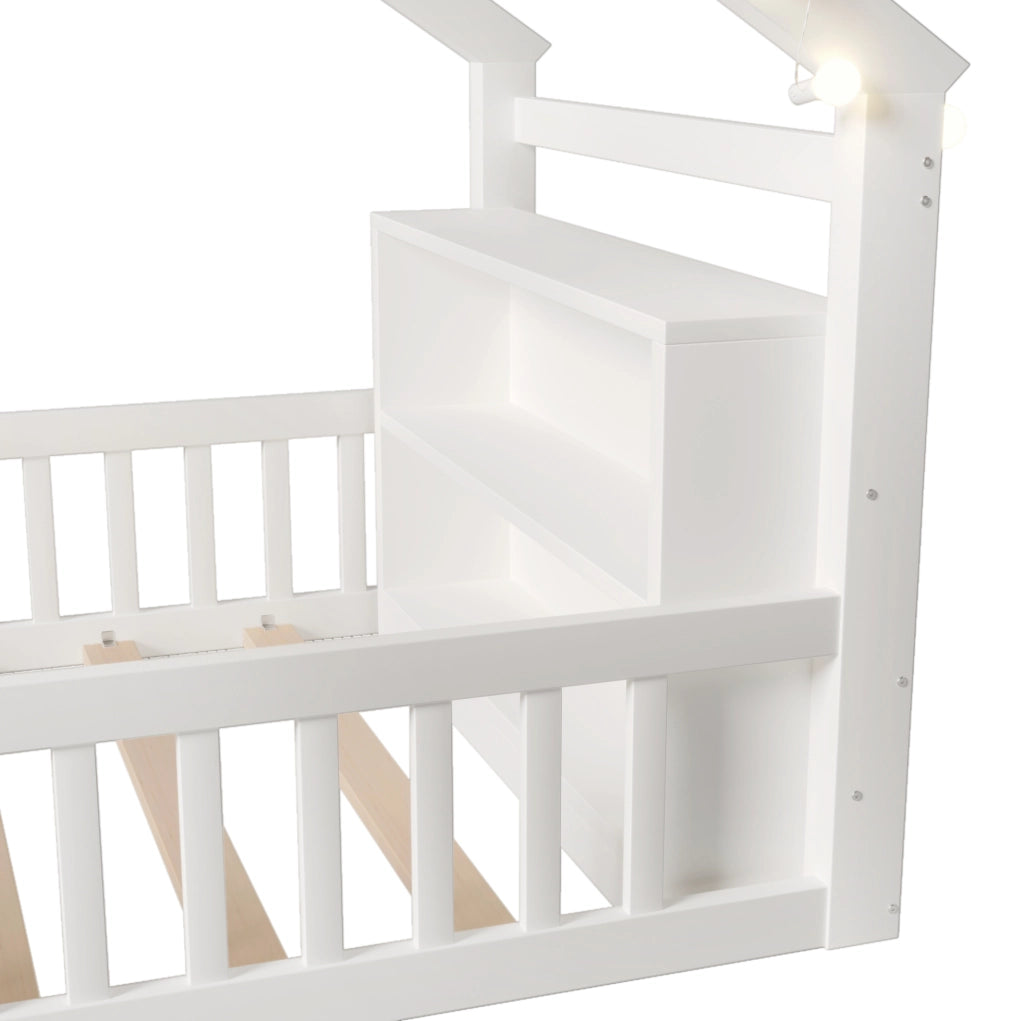 Letto per bambini a casetta 90x190 cm con sponde e ripiani laterali bianco