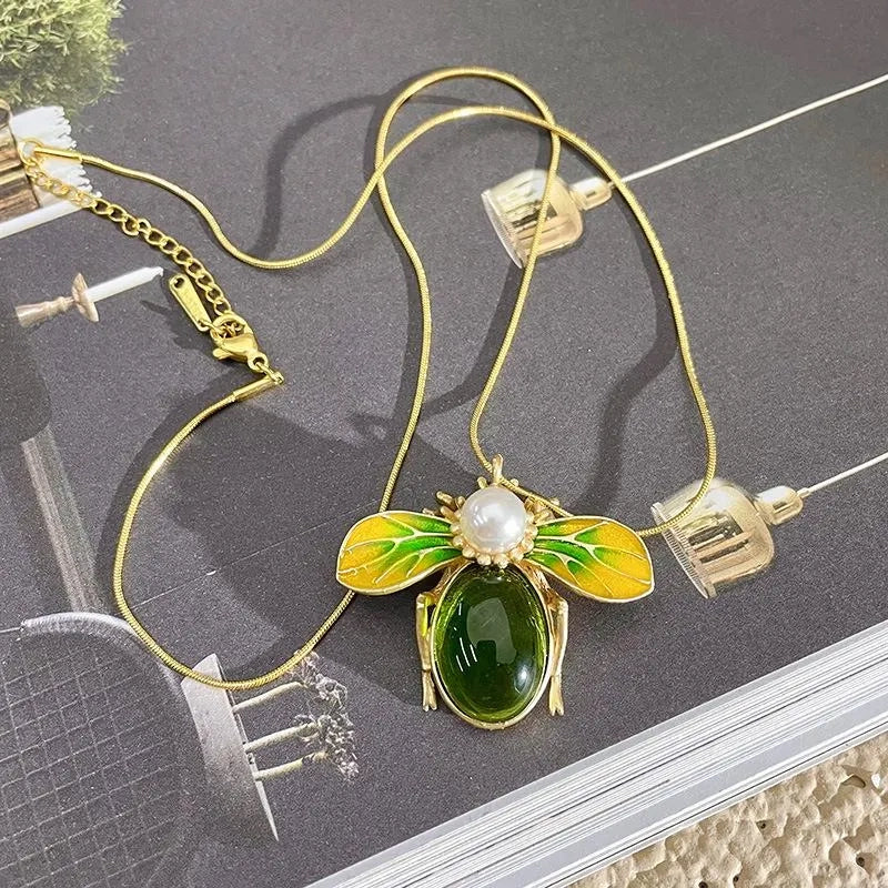 Set vintage di collana e orecchini con ape e perle verdi: gioielli realizzati a mano con perline.