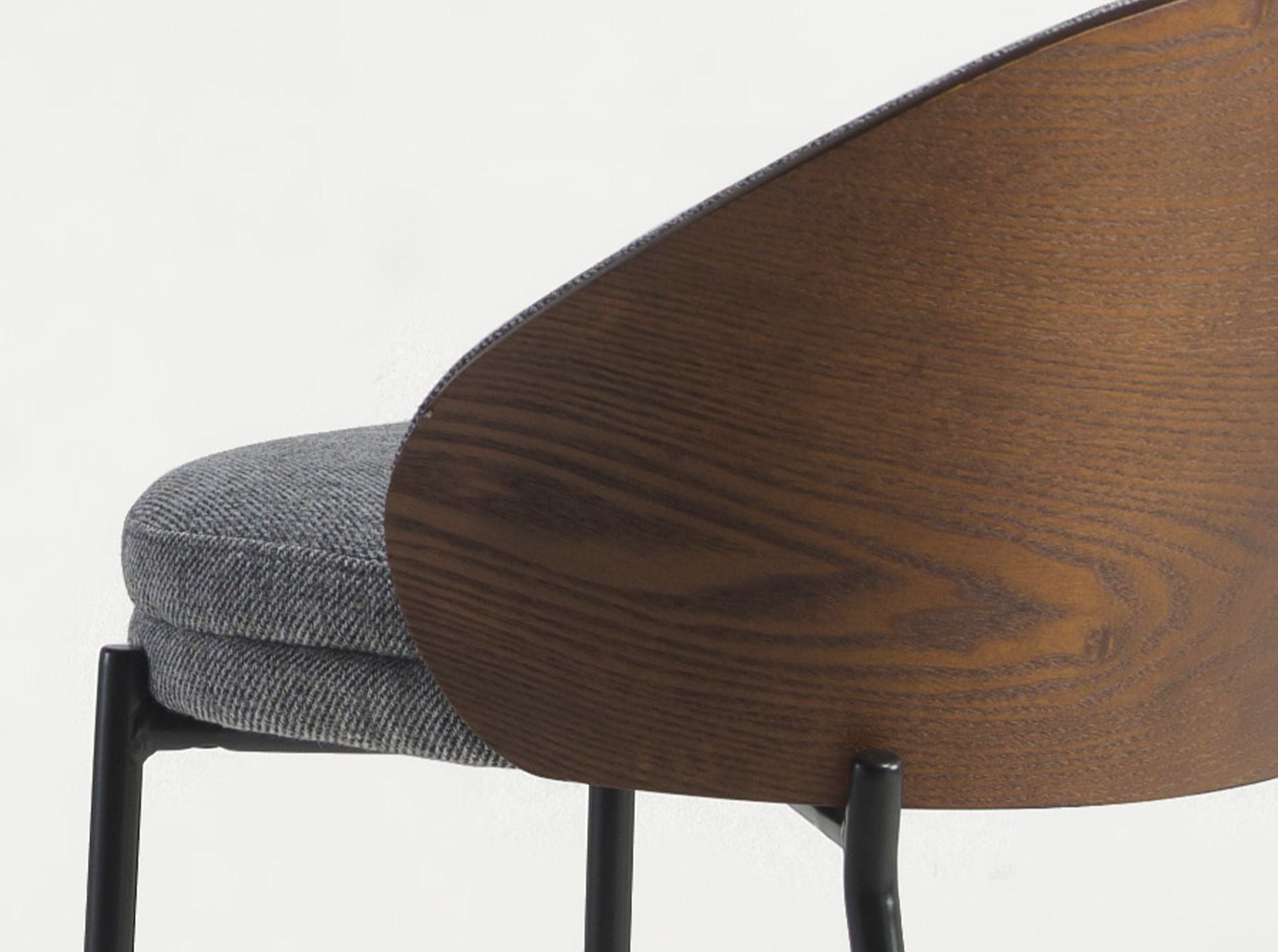 Sgabello in tessuto grigio e noce