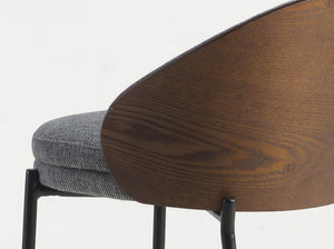 Sgabello in tessuto grigio e noce