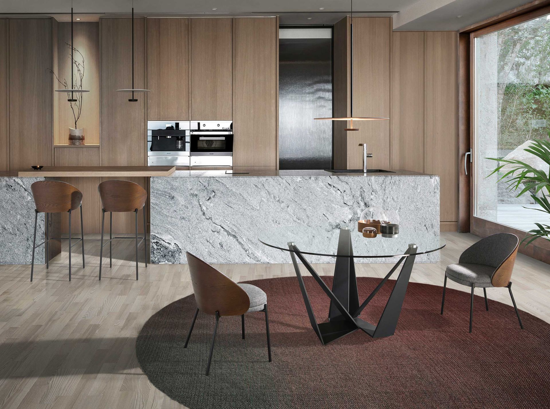 Sgabello in tessuto grigio e noce