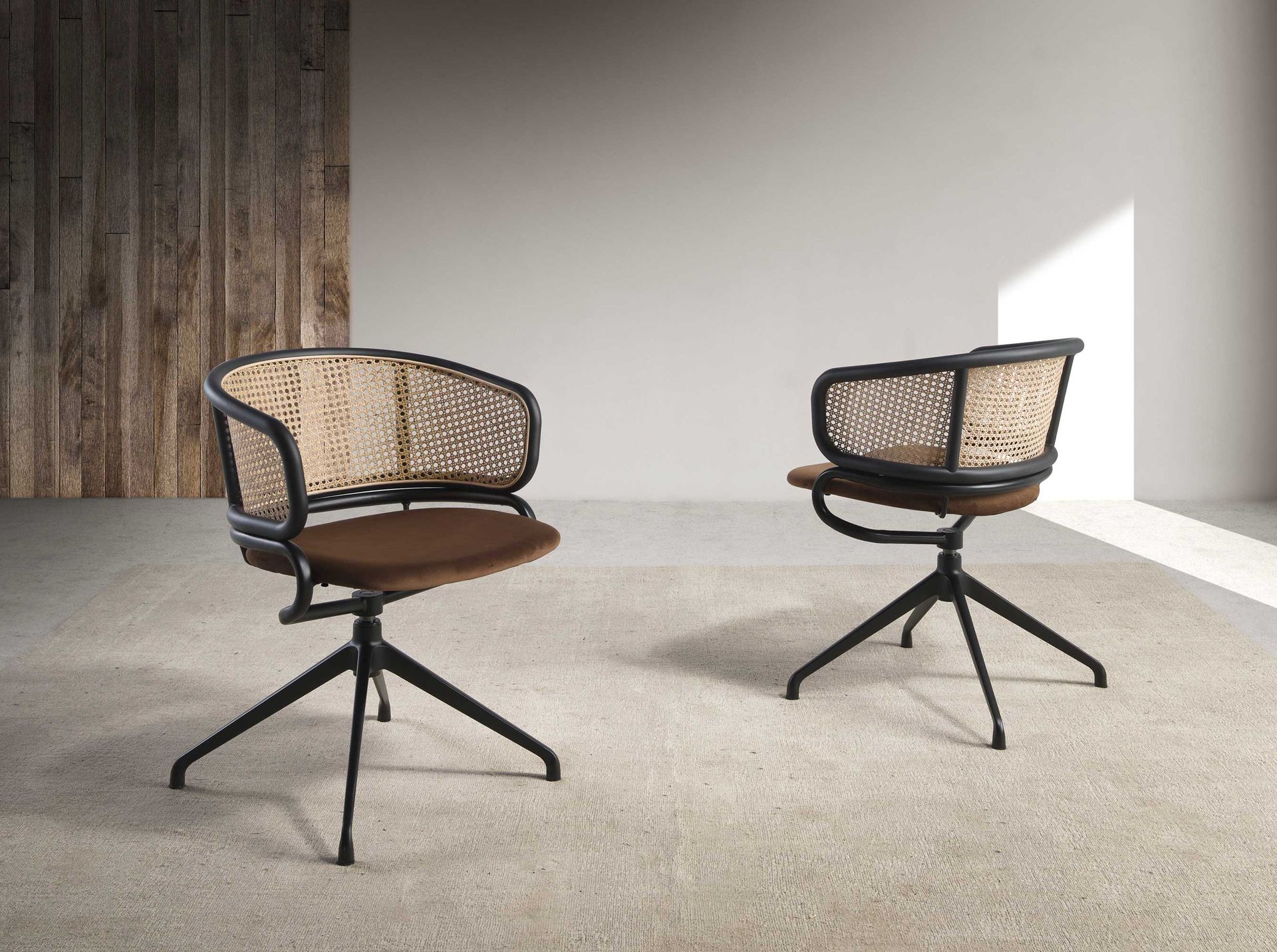 Sedia girevole in rattan e velluto marrone