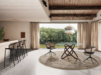 Sedia girevole in rattan e velluto marrone