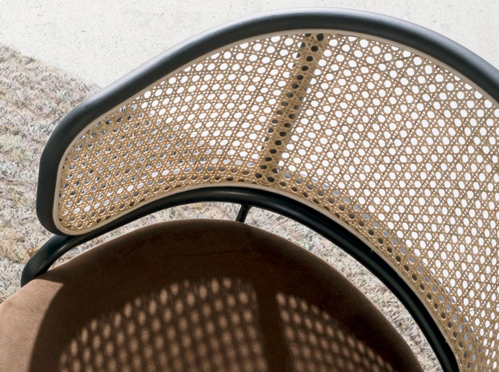 Sedia girevole in rattan e velluto marrone