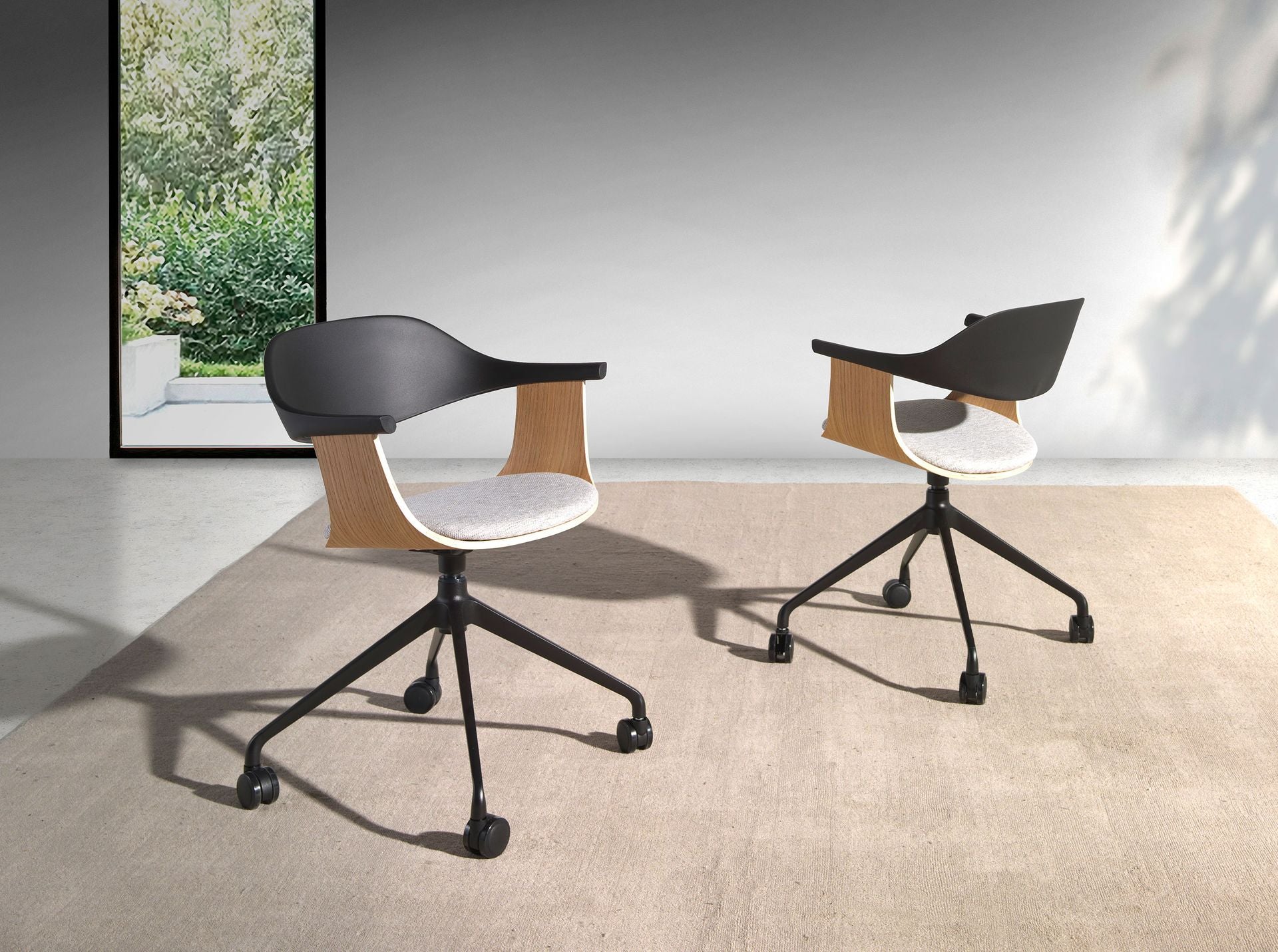 Sedia girevole da ufficio in tessuto grigio chiaro e pvc nero