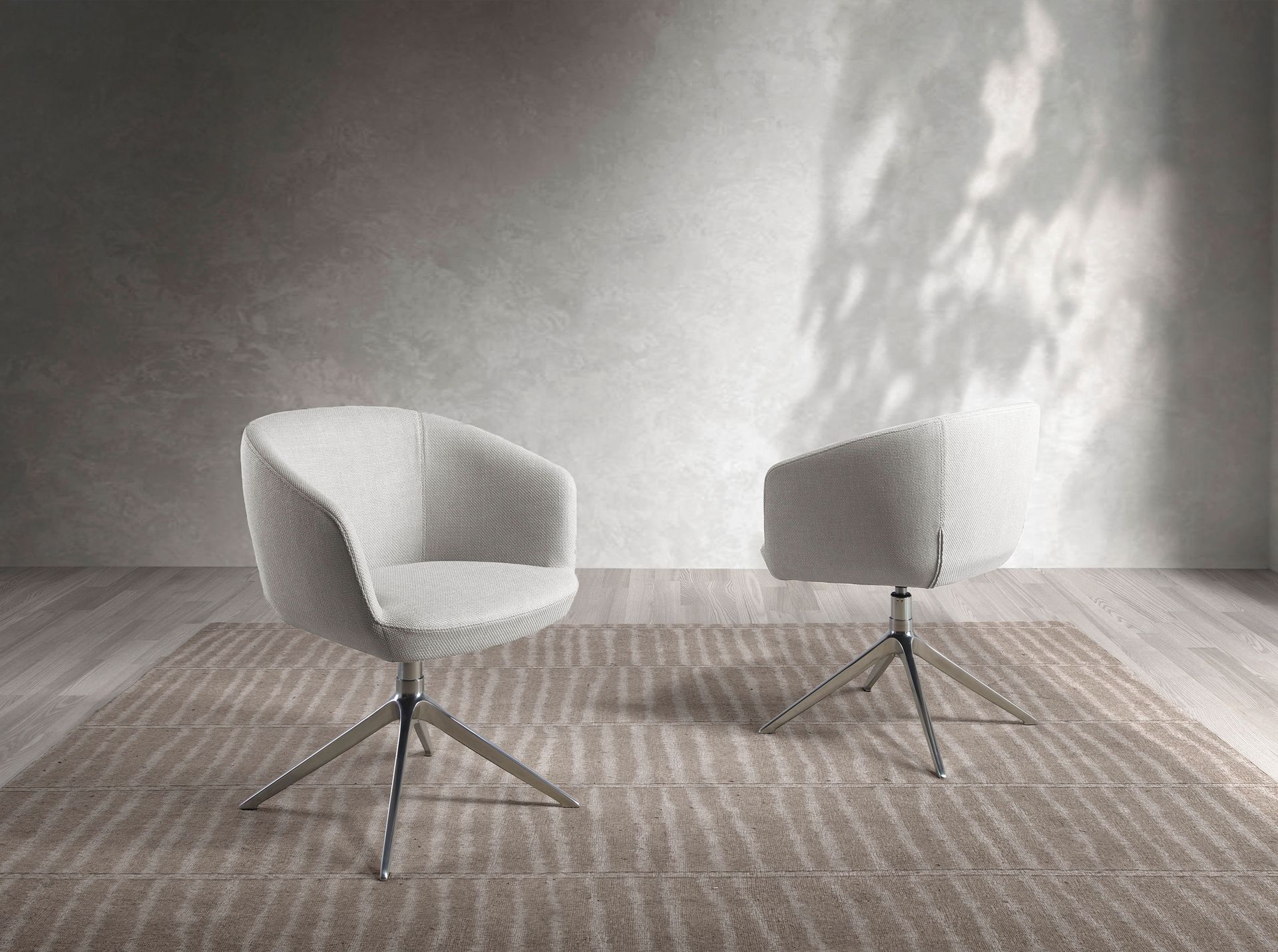 Sedia girevole in tessuto grigio chiaro