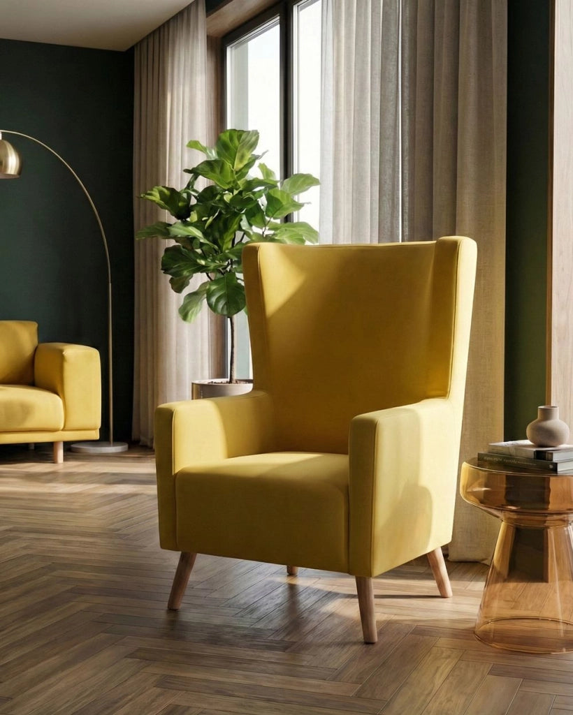 Sedia Wingback con rivestimento in velluto giallo e gambe in legno con schienale alto