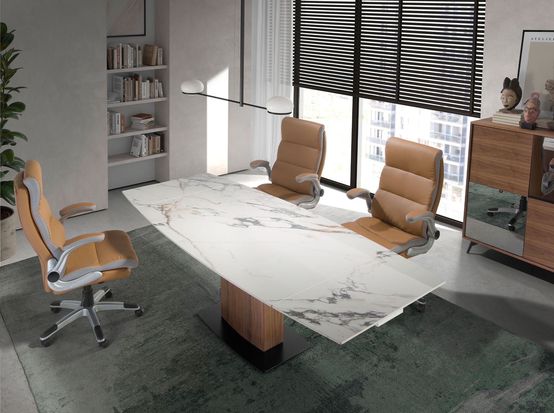 Sedia da ufficio girevole in similpelle marrone