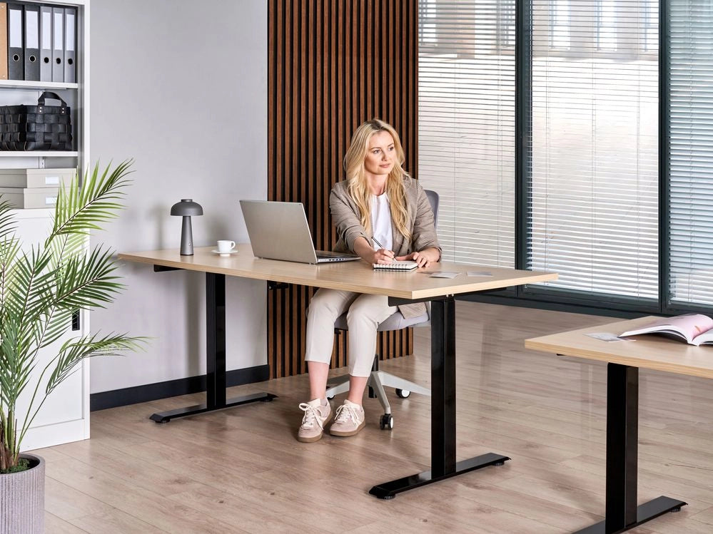 Scrivania regolabile in altezza elettricamente nero 180 x 72 cm Struttura in acciaio verniciato a polvere