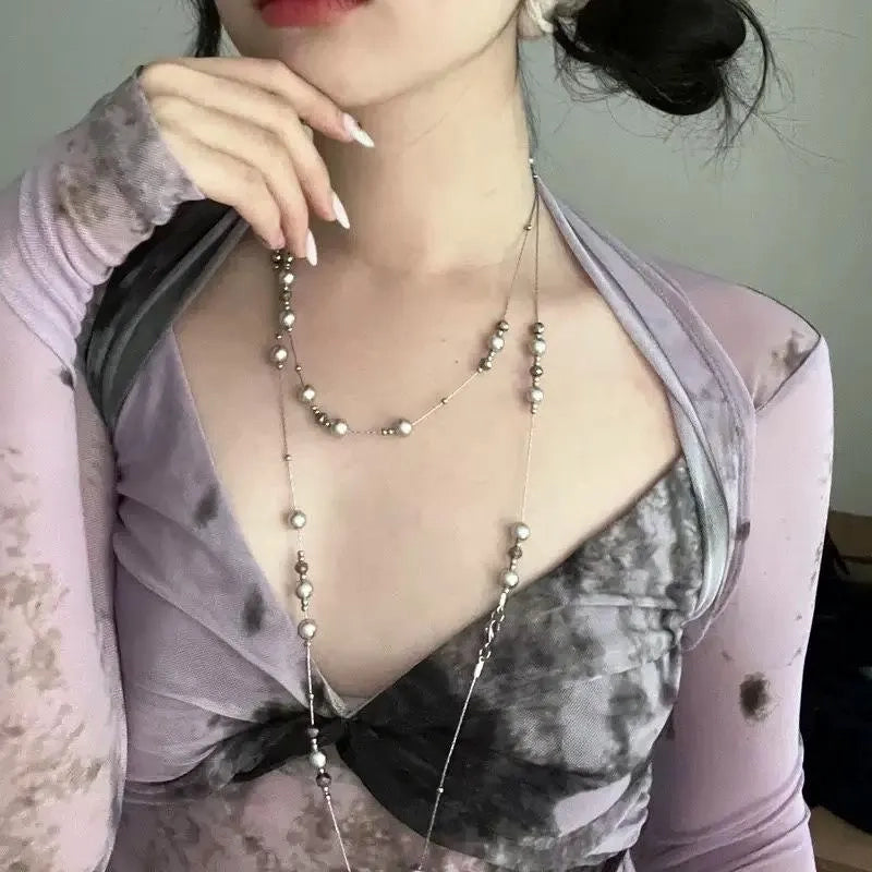 Collana lunga fatta a mano con perle grigie e gypsophila, regalo di Natale o compleanno.