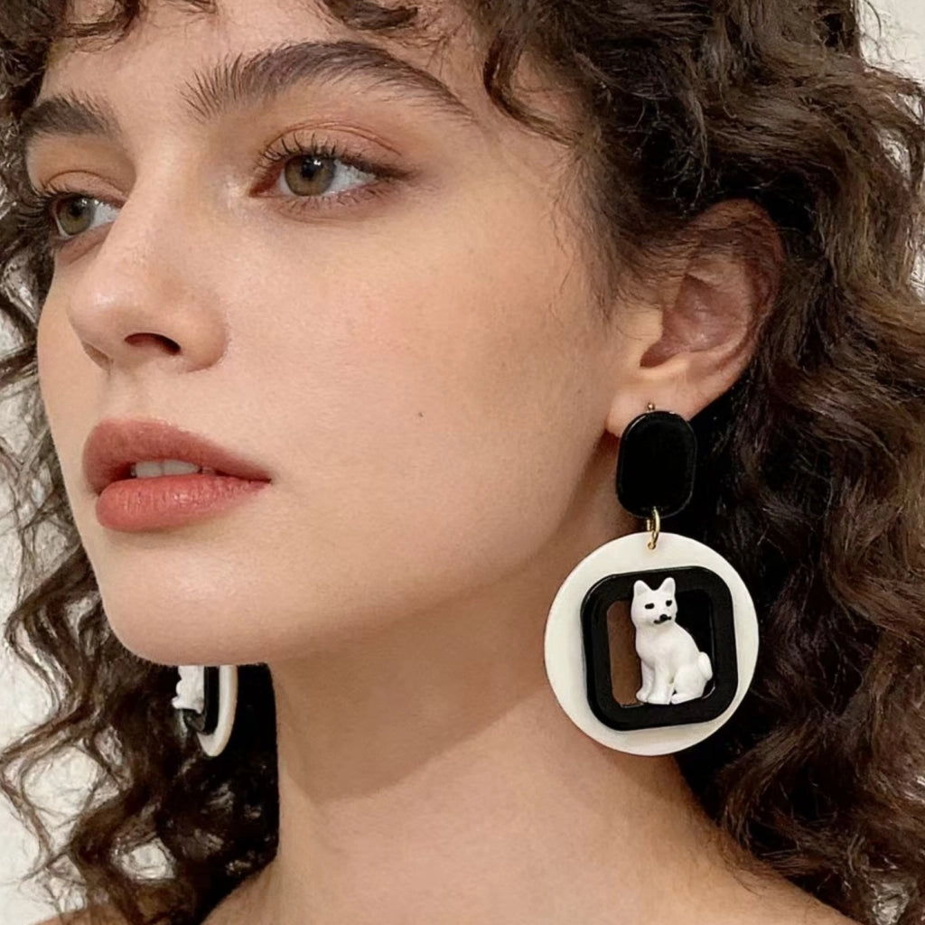 Orecchini a perno geometrici a forma di cucciolo, in argento S925, con aghi e design a cartone animato, simpatici e divertenti, realizzati a mano.