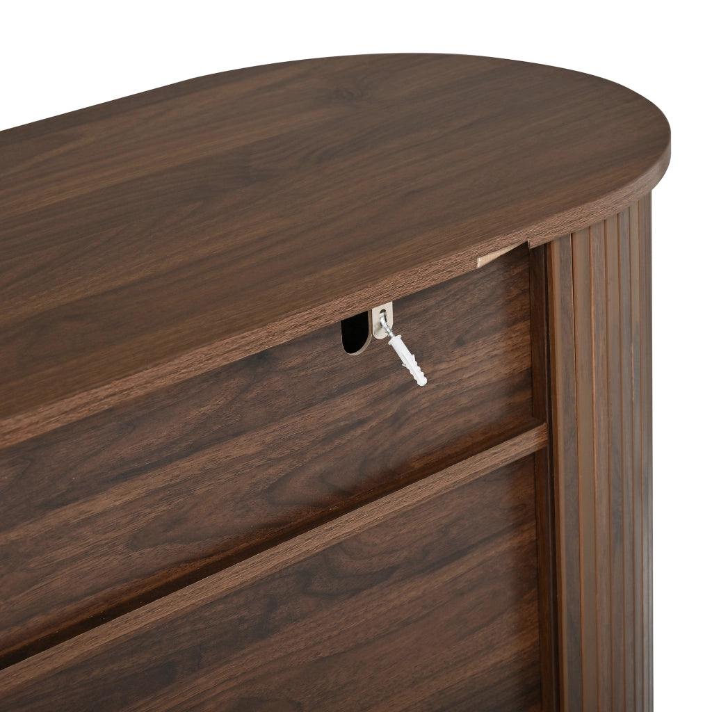 Credenza 140x40x78 cm a 3 ante con frontale a linee verticali; MDF e pannello truciolare; noce