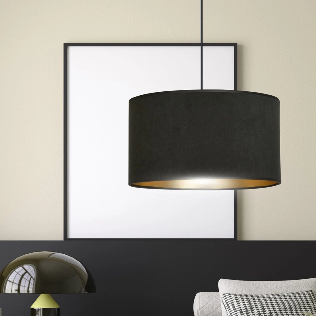 Lampada a sospensione Hilde con paralume in velluto nero e interno oro