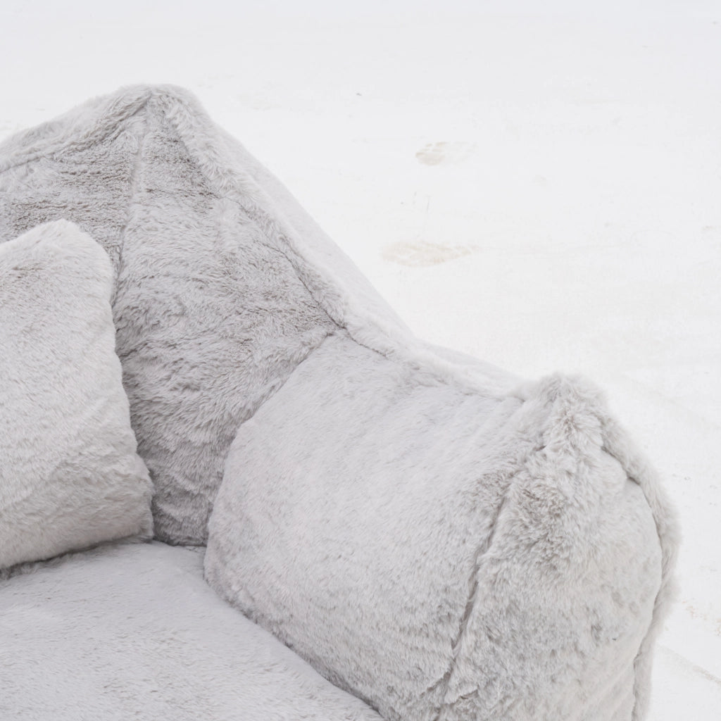 Poltrona pouf con schienale ergonomico e imbottitura in schiuma, in pelliccia sintetica grigia per soggiorno