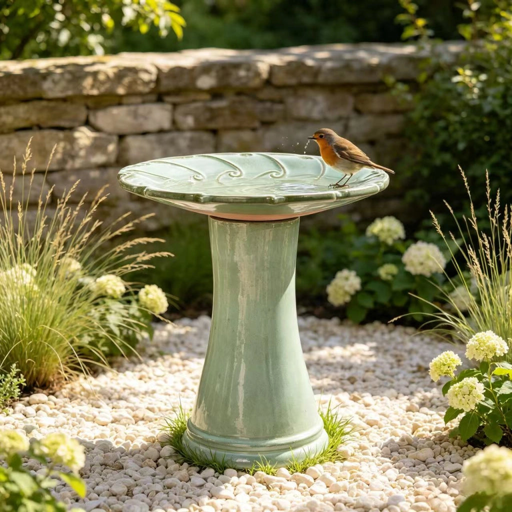 Fontana da giardino in ceramica fatta a mano con vasca ampia e base alta smaltata verde chiaro Ø 43 × 45 cm