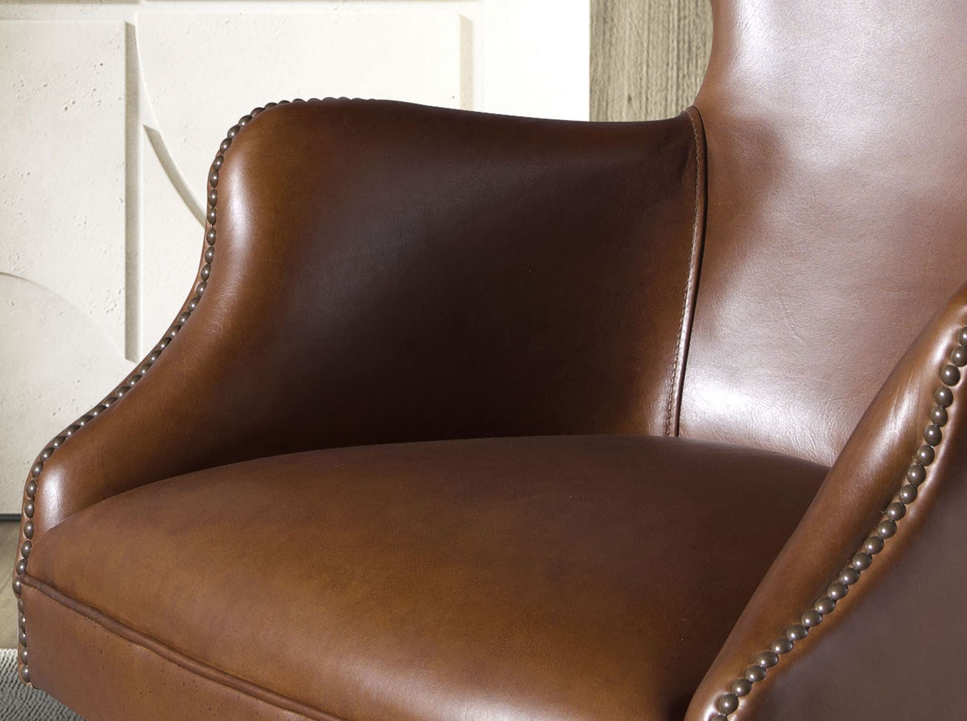 Poltrona girevole in pelle marrone scuro