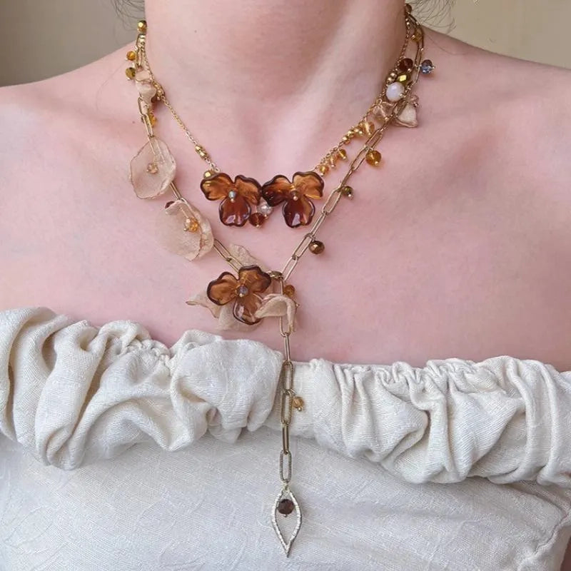 Collana vintage con fiore di cristallo marrone: gioiello fatto a mano con perline