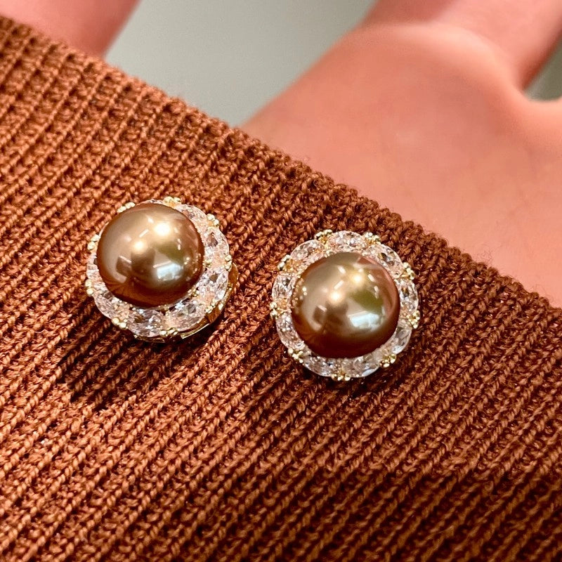 Orecchini ad ago in argento S925 con zirconi e perle marroni.