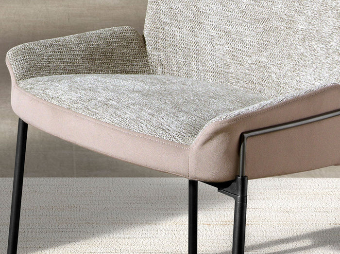 Sedia in tessuto grigio e velluto marrone