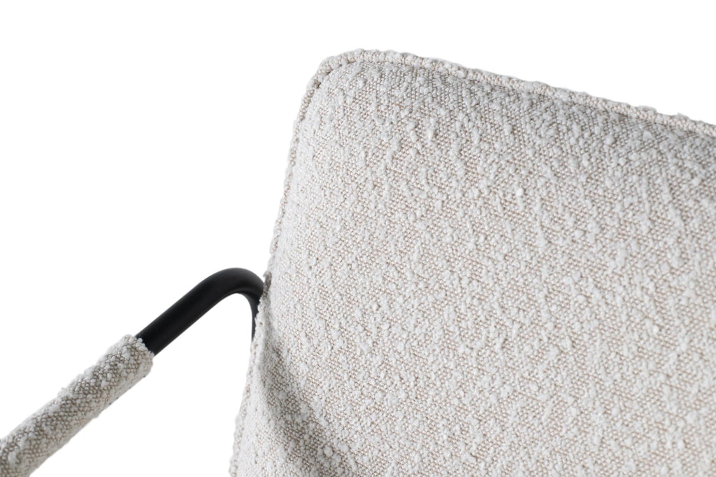 Set di due poltrone rivestite in tessuto beige e trapuntate