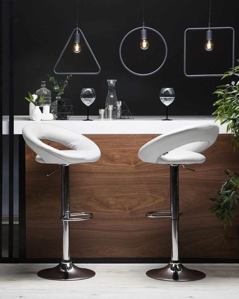 Set di 2 sgabelli da bar Poggiapiedi imbottiti in ecopelle bianca Girevole a gas regolabile in altezza Minimalista