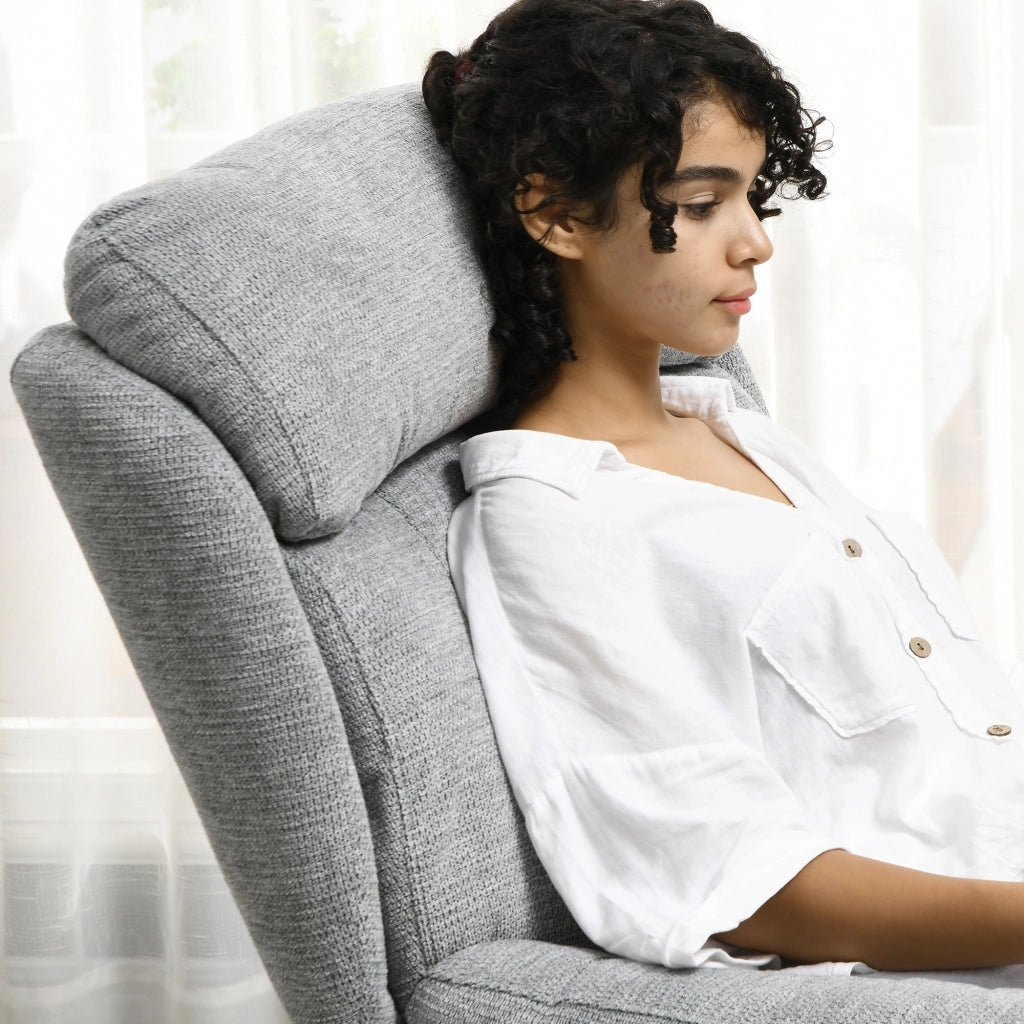 Poltrona girevole 360° in chenille grigio, con braccioli integrati, seduta imbottita e gambe in acciaio nero, per soggiorno