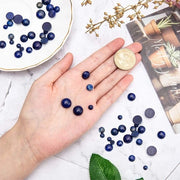 Cabochons Lapis Lazuli Naturale - 32 Stuks - Forma Semiorbicolare/Globale - 4 Dimensioni - 6 x 3 ~ 4 mm, 8 x 4 mm, 10 x 4 ~ 5 mm, 12 x 5 mm - Dimensioni del Confezionamento 6,8 x 5,2 x 1,1 cm - Pietre