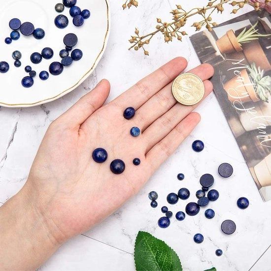 Cabochons Lapis Lazuli Naturale - 32 Stuks - Forma Semiorbicolare/Globale - 4 Dimensioni - 6 x 3 ~ 4 mm, 8 x 4 mm, 10 x 4 ~ 5 mm, 12 x 5 mm - Dimensioni del Confezionamento 6,8 x 5,2 x 1,1 cm - Pietre
