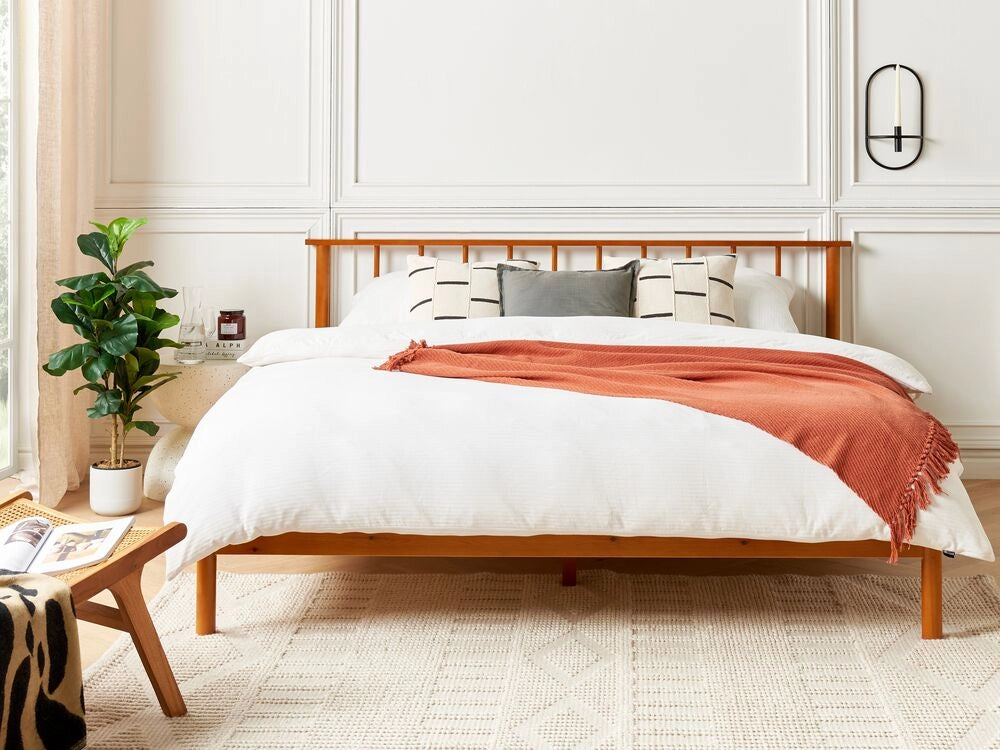 Letto in legno di pino chiaro 180 x 200 cm con testiera a doghe in stile rustico minimalista