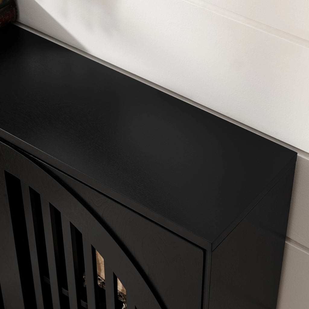 Credenza con ante scanalate e 2 aperture per prese in legno e MDF nero