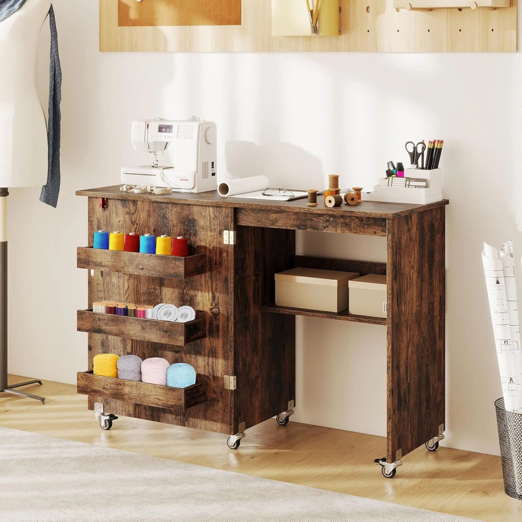 Tavolo da Cucito Pieghevole con Ruote, Mobile per Macchina da Cucire con 4 Ripiani Aperti e Ampio Piano di Lavoro, Ideale per Soggiorno, Camera da Letto e Sala Hobby (Marrone)