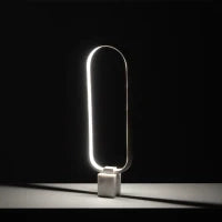 E-STYLO Lampada da tavolo con struttura ovale e base in marmo, caratterizzata da un design moderno e scultoreo che unisce eleganza e funzionalità, 7cm X 18cm H. 60cm