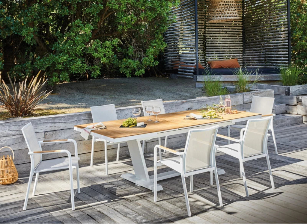 SINED Tavolo da Giardino Allungabile Bianco-Teak in Alluminio Verniciato 180-240 cm per 8-10 Persone Piano a Doghe in Teak FSC® - Modello TAVOLO-GIARDINO-180-240-TECK