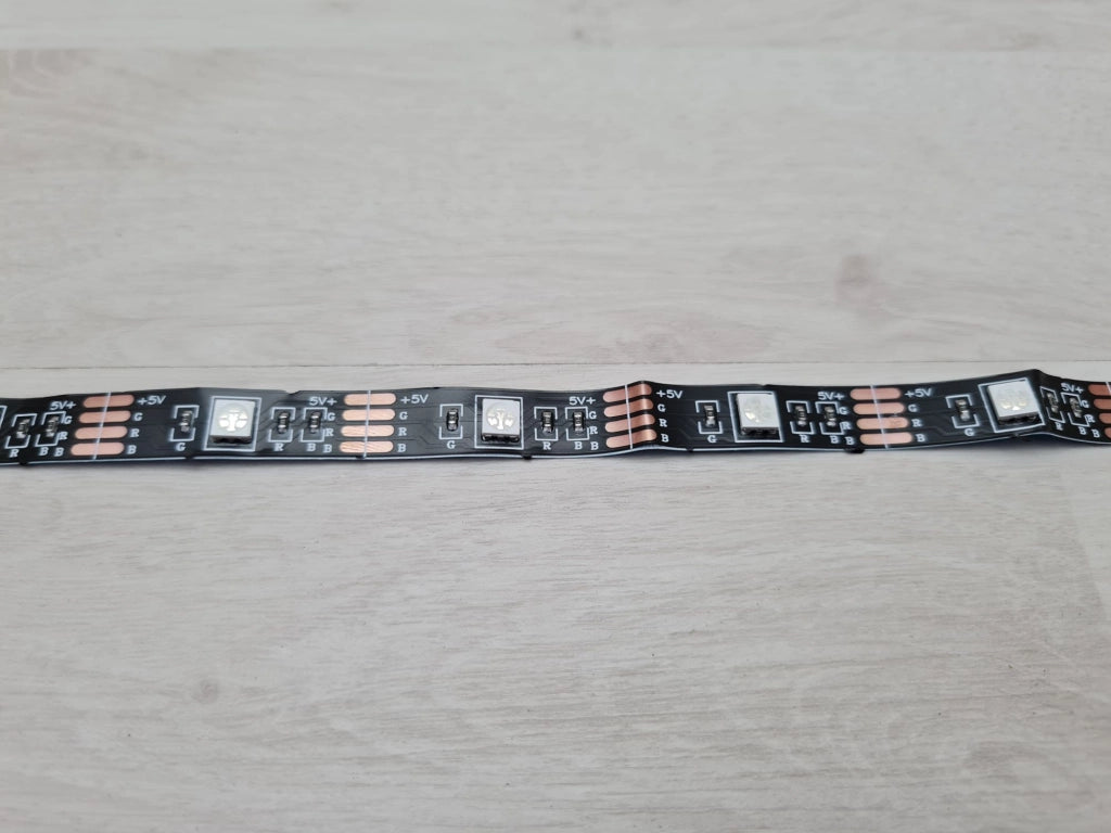 Aijiaer - Striscia luminosa a LED, alimentata a batteria, 5050, 2 mt, flessibile, cambia colore RGB, con 60 LED 5 V, alimentata a batteria 4 x Stilo AA con telecomando IR RF