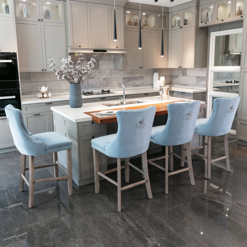 Set di 2 Sgabelli da Bar con Schienale Alto e Borchie Decorative; Gambe Regolabili; Velluto Azzurro Chiaro