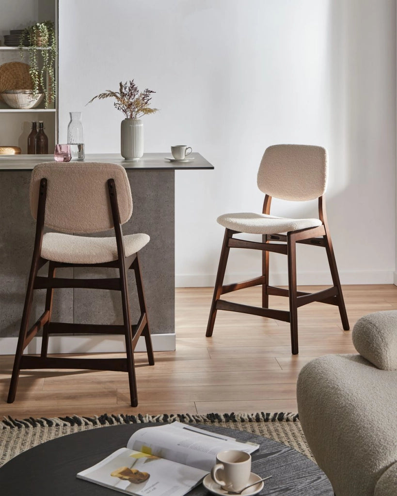 Set di 2 sedie da bar con struttura in legno di gomma marrone scuro e seduta in tessuto bouclé beige senza braccioli design retrò