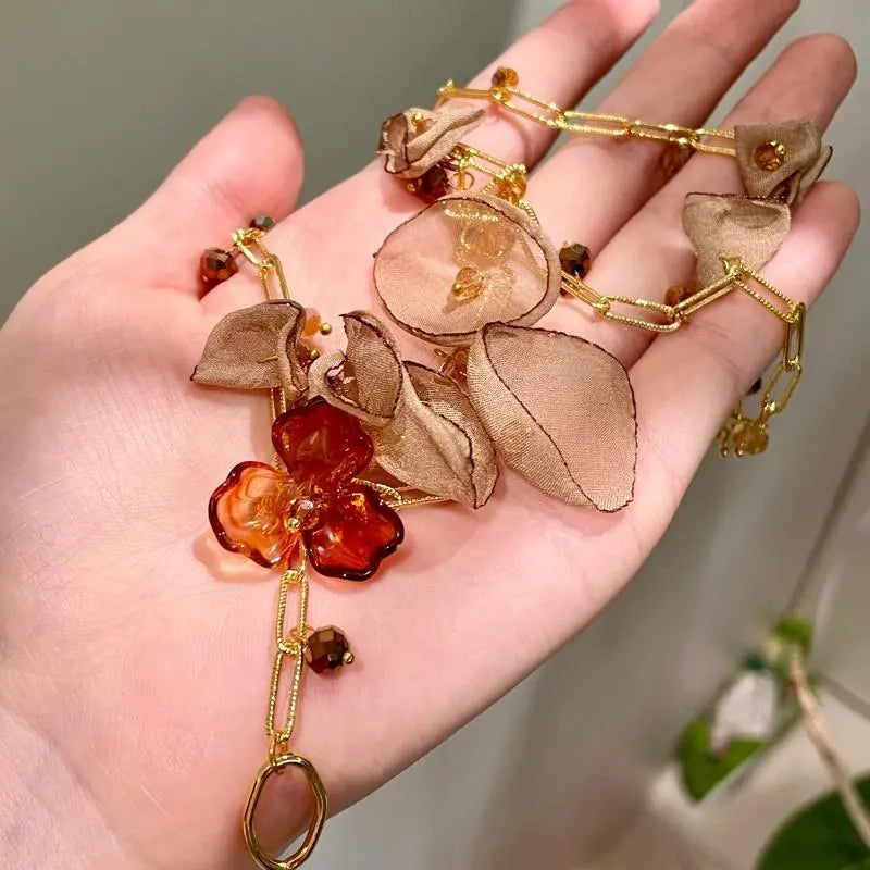 Collana vintage con fiore di cristallo marrone: gioiello fatto a mano con perline