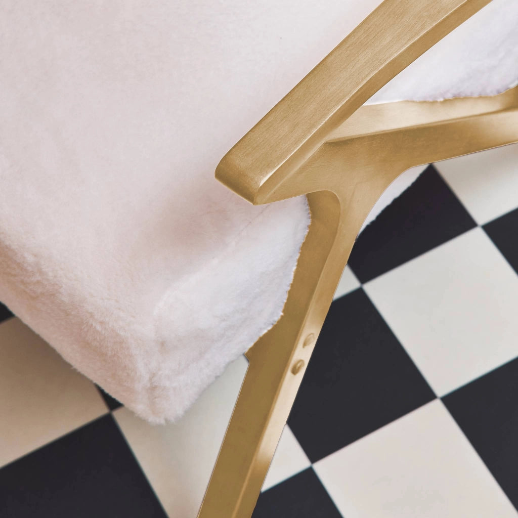 Poltrona scandinava in legno di hevea e tessuto effetto pelliccia