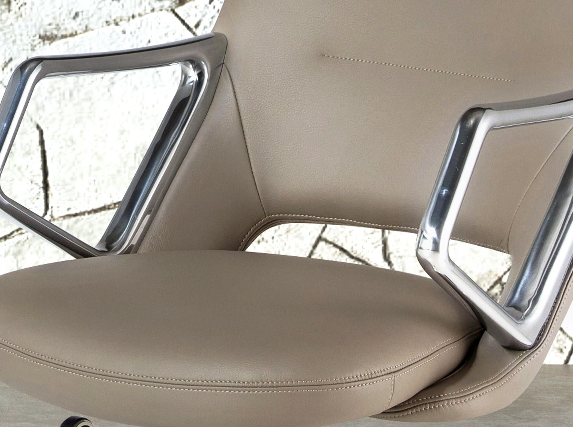 Sedia girevole da ufficio in similpelle grigia