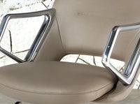 Sedia girevole da ufficio in similpelle grigia